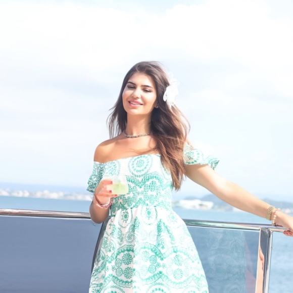 Meet your Posher, Caroline - Picture 1 of 1